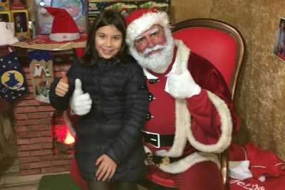 Bari, la storia di Nicola: si trasforma in Babbo Natale per consegnare i doni ai bimbi malati